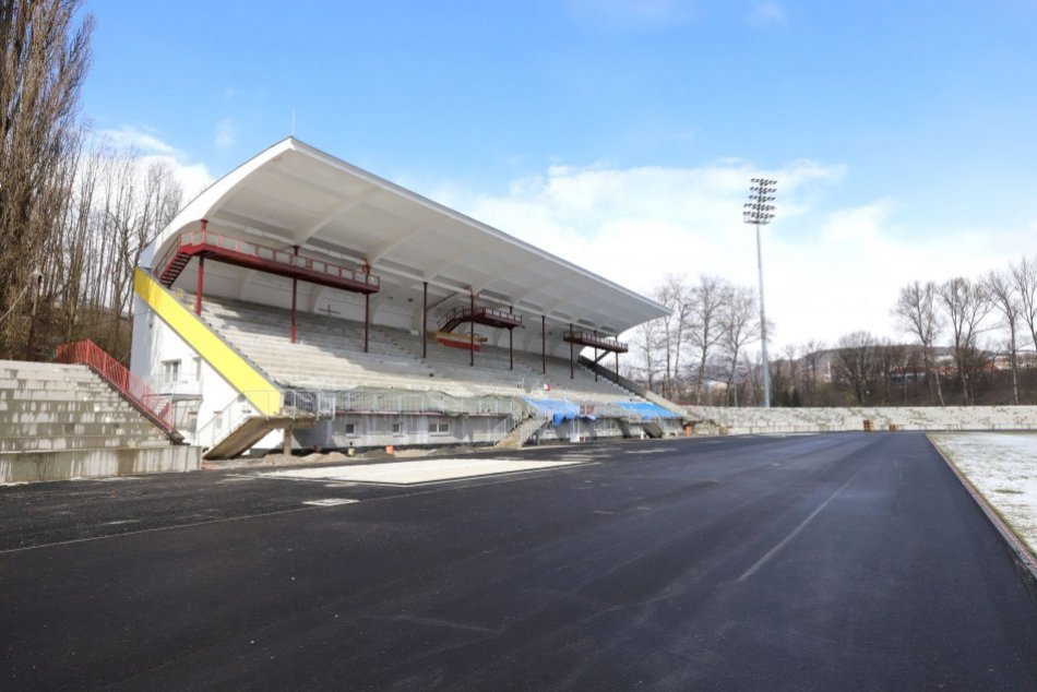 Ilustračný obrázok k článku Aktuálne FOTO z bystrického štadióna: Minister Naď prezradil, kedy má byť dokončený