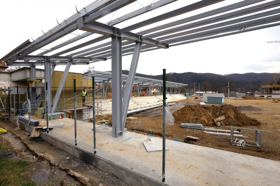 Ilustračný obrázok k článku Aktuálne FOTO: Výstavba mládežníckeho štadióna v Bystrici napreduje