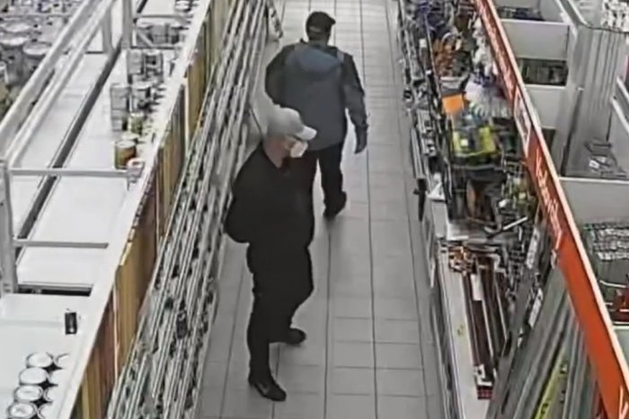Ilustračný obrázok k článku Polícia vyšetruje krádež v bystrickom obchodnom dome: Hľadá týchto mužov, VIDEO