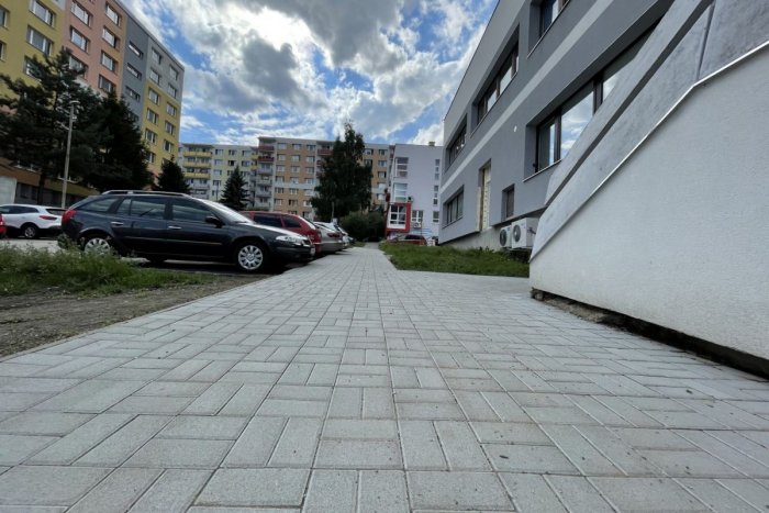 Ilustračný obrázok k článku V Bystrici prebehne veľká obnova chodníkov: ZOZNAM ulíc, ktorých sa to týka