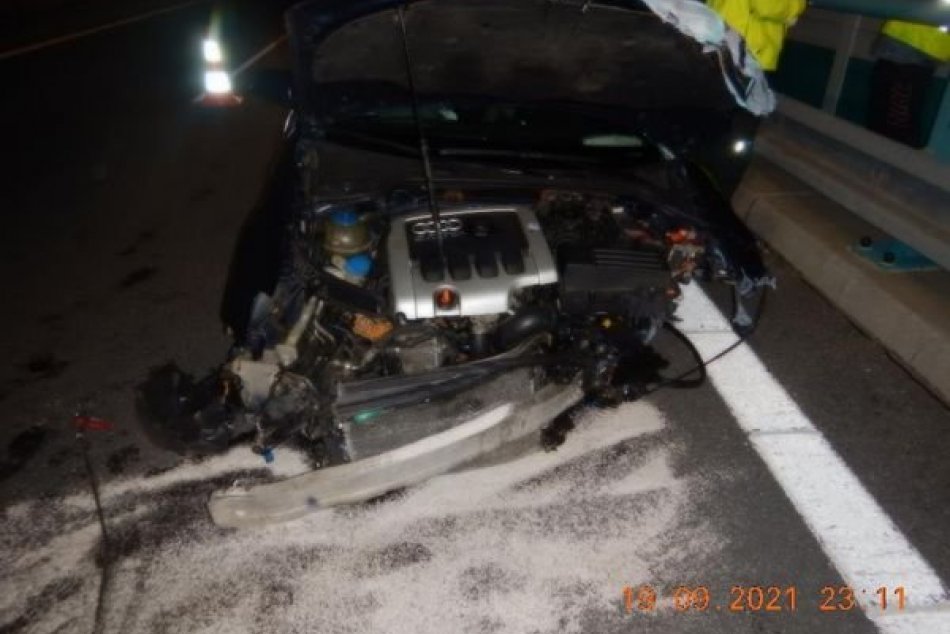 Ilustračný obrázok k článku Dôsledky nočnej nehody na obchvate Bystrice: Odnieslo si to auto aj cesta, FOTO