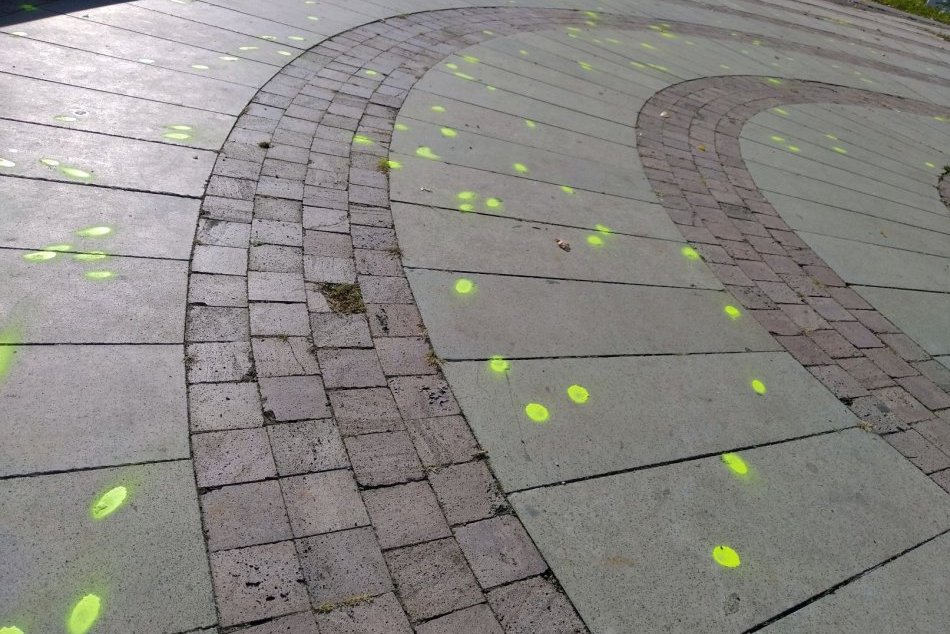 Ilustračný obrázok k článku Všimli ste si farebné značky na chodníku? V Bystrici ich pribudli tisíce, FOTO