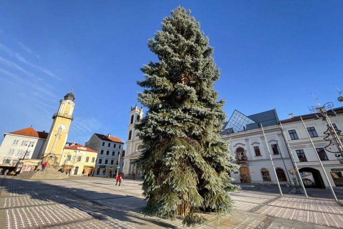 Ilustračný obrázok k článku Bystrické námestie má novú dominantu: Kedy sa dočkáme rozsvietenia stromčeka? FOTO