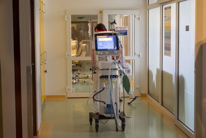Ilustračný obrázok k článku Plní sa aj bystrická nemocnica: Toľko pacientov s COVID-19 tam ležalo naposledy v marci