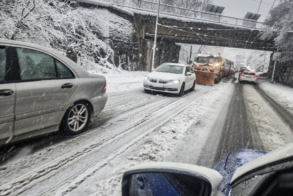 Ilustračný obrázok k článku Vodiči VTIPKOVALI aj počas KALAMITY v Bystrici: Za totality sme sneh rozhrabali vlastnými autami