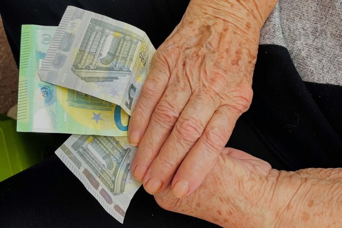 Ilustračný obrázok k článku PODVODNÍKOM naletela ďalšia dôchodkyňa: Dôverčivá babička im vyhodila z okna 15-tisíc eur!