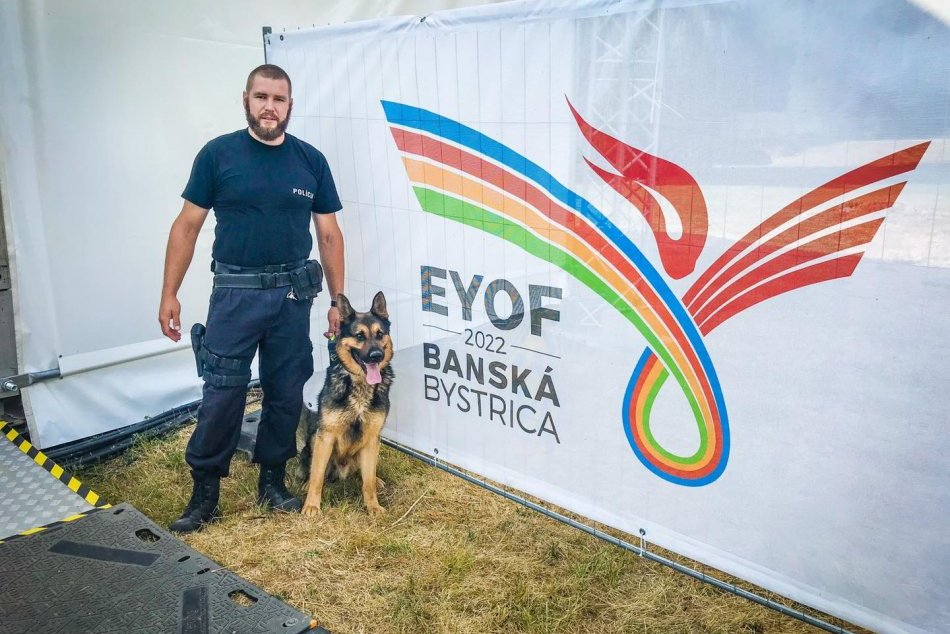 Ilustračný obrázok k článku V Bystrici zasahoval policajný pes Chyro: Na EYOF-e mal špeciálnu úlohu, FOTO