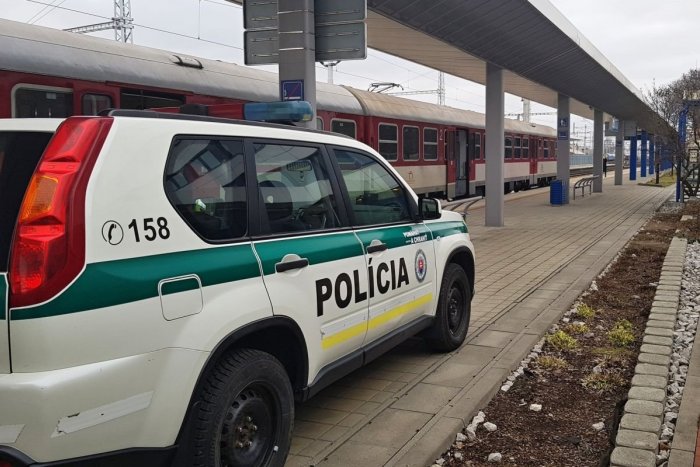 Ilustračný obrázok k článku TRAGÉDIA na strednom Slovensku: Muž spadol pod odchádzajúci vlak, zraneniam podľahol