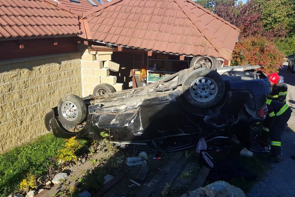 Ilustračný obrázok k článku HROZIVÁ nehoda v Bystrici: Auto skončilo po náraze na streche, na mieste sú zranení, FOTO