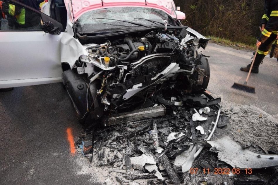 Ilustračný obrázok k článku HROZIVÉ následky kolízie s jeleňom: Autá sa čelne zrazili, hlásia 3 zranených, FOTO