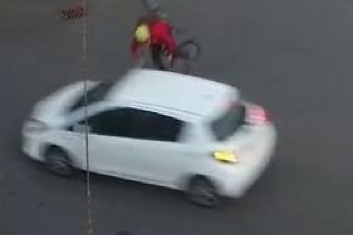 Ilustračný obrázok k článku Hrozivá udalosť zachytená na VIDEU: Vodič nedal prednosť cyklistovi a ušiel!