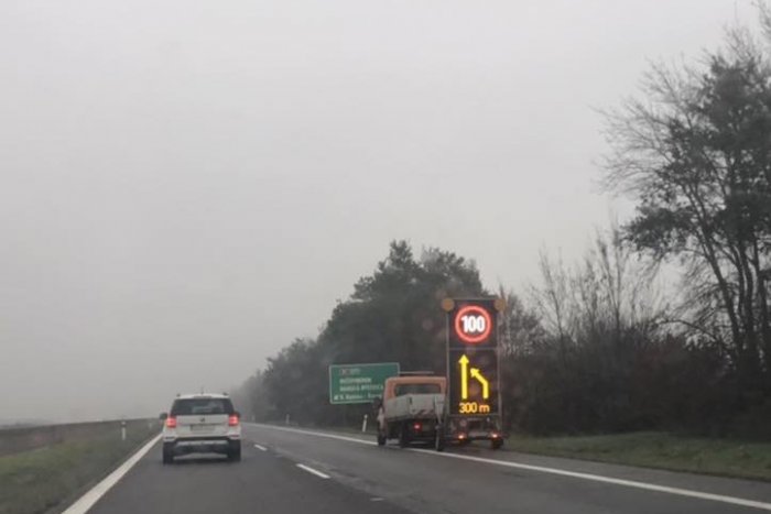 Ilustračný obrázok k článku Na diaľnici medzi Bystricou a Zvolenom zbystrite: POZOR na obmedzenie a hmlu!
