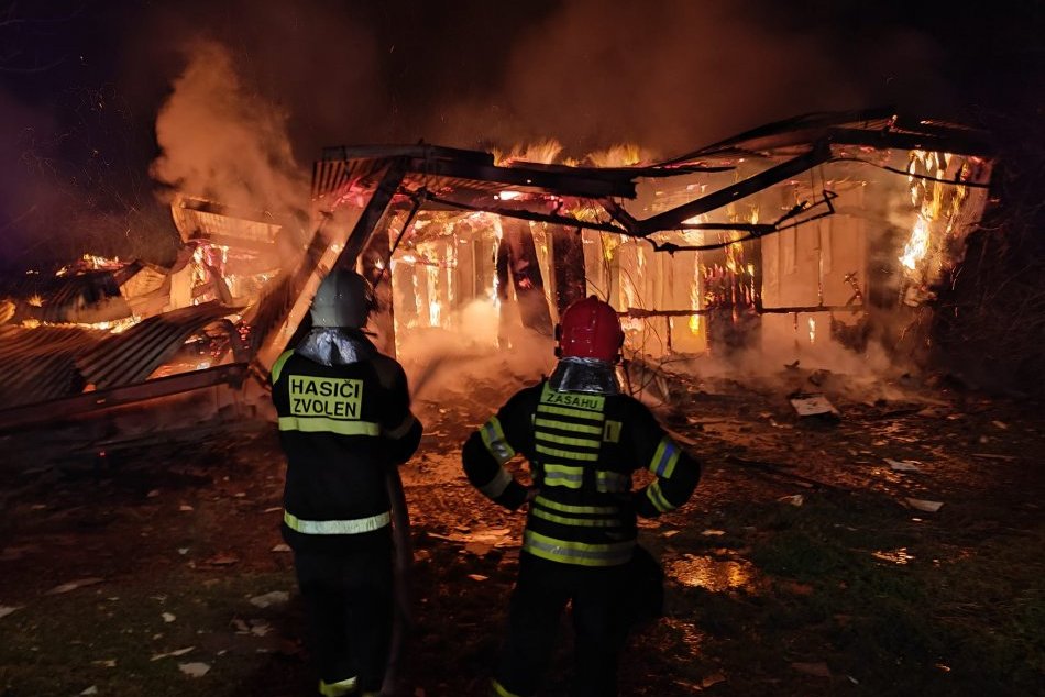 Ilustračný obrázok k článku Zábery spúšte po vyčíňaní ohňa: Veľký požiar vo Zvolene zachytený na FOTKÁCH