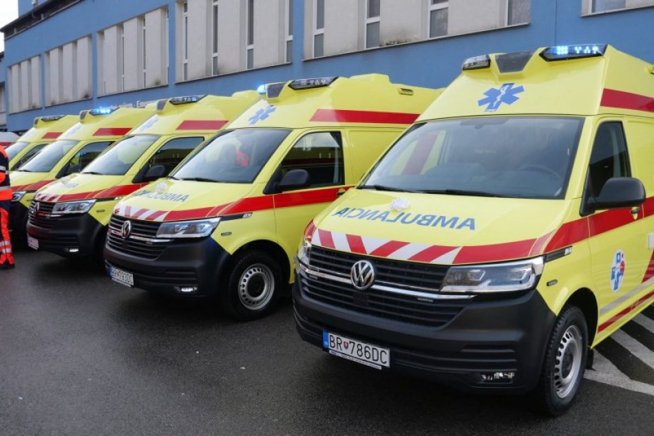 Ilustračný obrázok k článku Veľká POMOC pre pacientov na Horehroní: Záchranári dostali flotilu 6 nových sanitiek, FOTO