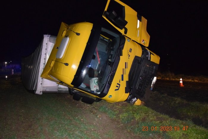 Ilustračný obrázok k článku Nehoda kamiónu pri Lučenci: Opitý maďarský vodič s ním skončil v priekope, FOTO