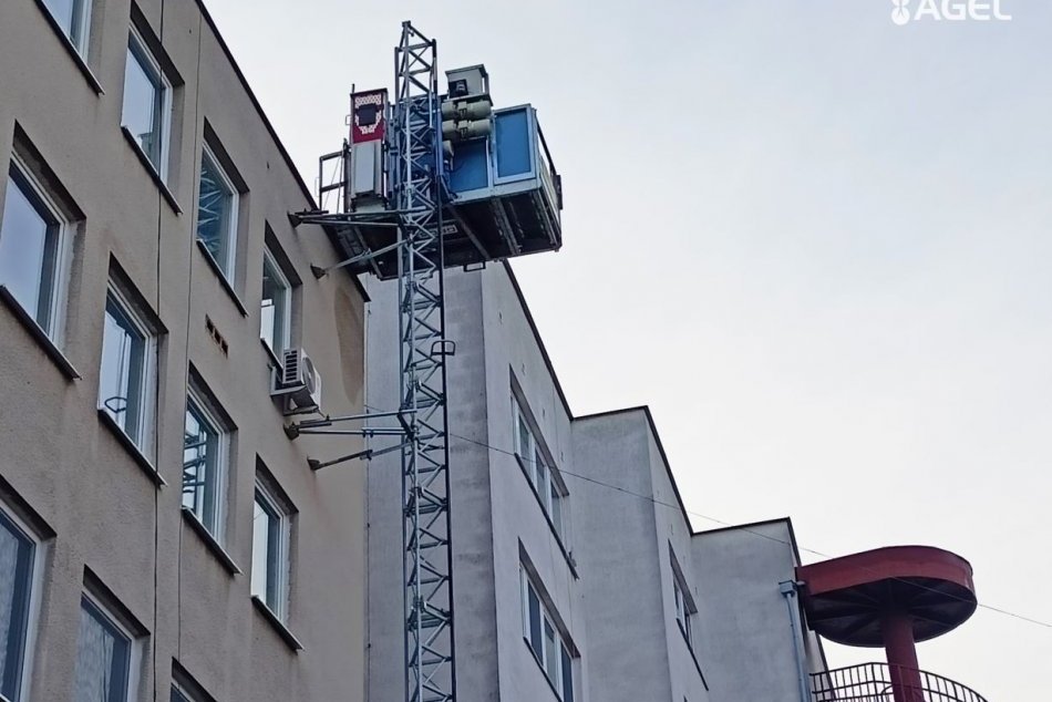 Ilustračný obrázok k článku Zvolenská poliklinika bude mať novú strechu: Dotkne sa rekonštrukcia pacientov? FOTO