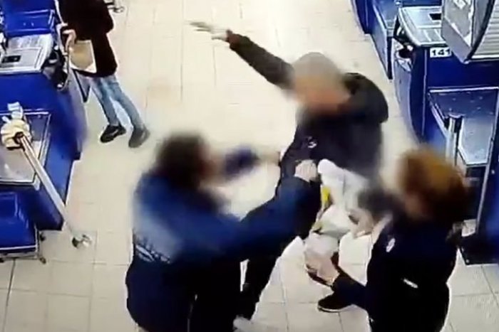 Ilustračný obrázok k článku DRÁMA v predajni zachytená na VIDEU: Agresívny muž vytiahol nôž a vyhrážal sa zabitím
