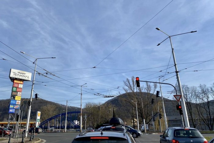 Ilustračný obrázok k článku Bystricu čaká veľká MODERNIZÁCIA semaforov: Vodiči sa musia pripraviť na OMBEDZENIA