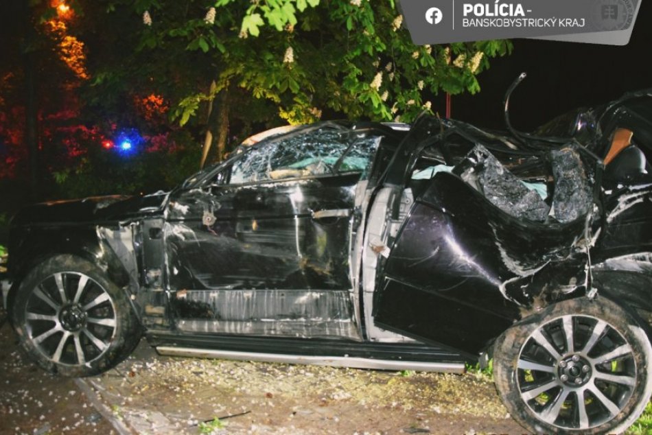 Ilustračný obrázok k článku ZBESILÁ jazda ulicami Bystrice: OPITÝ vodič zdemoloval stromy aj plot, zostal zakliesnený, FOTO