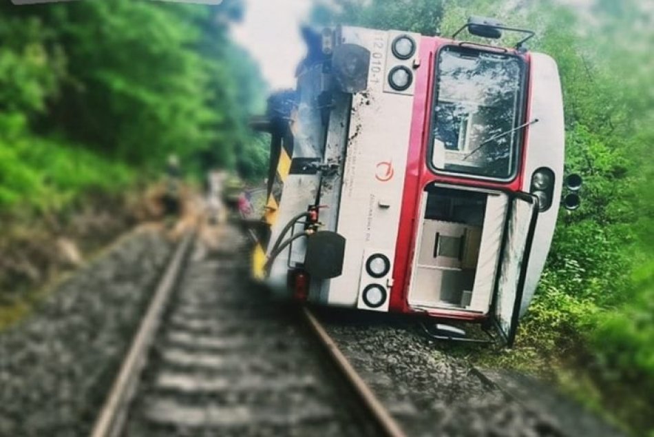 Ilustračný obrázok k článku Ďalšie NEŠŤASTIE na koľajniciach: Pri Rimavskej Sobote sa prevrátil vlak, ZRANENÍ cestujúci!