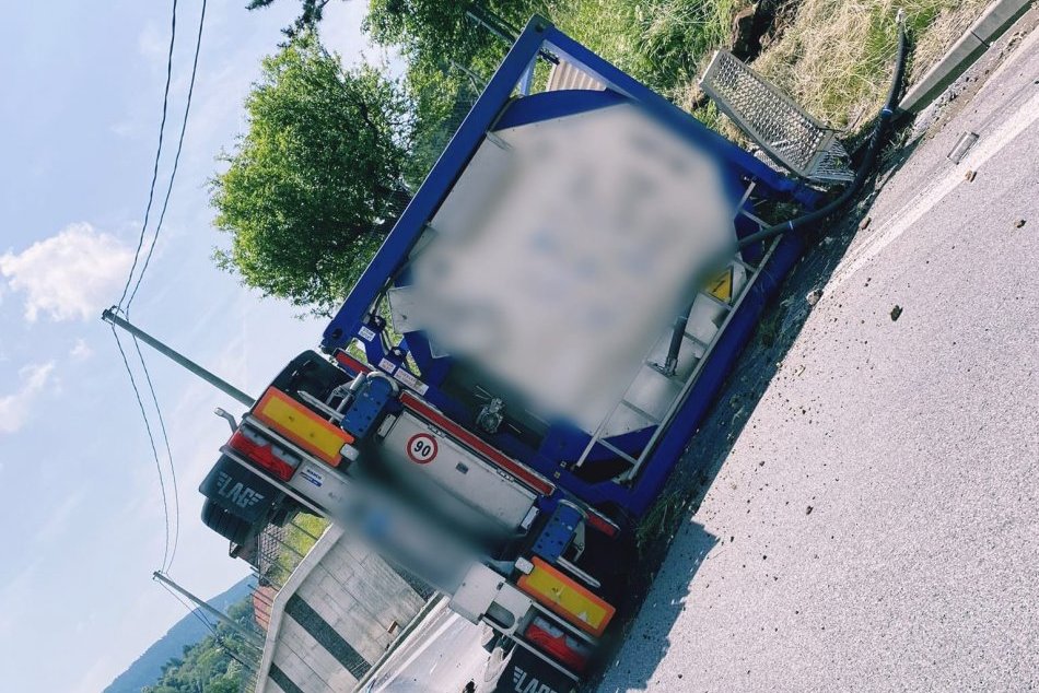 Ilustračný obrázok k článku OPITÝ kamionista havaroval: Nafúkal 3,6 promile a prevrátený náves ťahal 200 metrov, FOTO