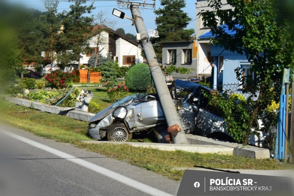 Ilustračný obrázok k článku OPITÝ mladík zdemoloval auto aj stĺp: Neuveriteľné, KOĽKO ľudí viezol bez vodičáku