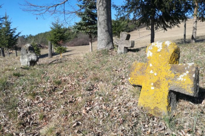 Ilustračný obrázok k článku ZRÚCANINY v srdci Slovenska lákajú stále viac ľudí: Čím zaujme cintorín v podhradí?