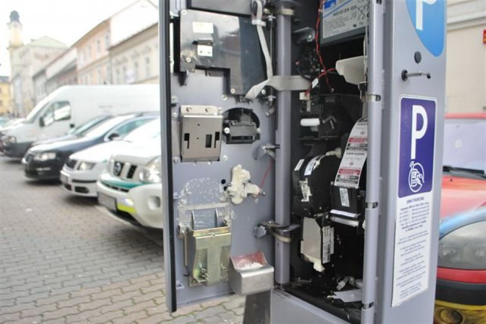 Poškodený parkovací automat v Bystrici