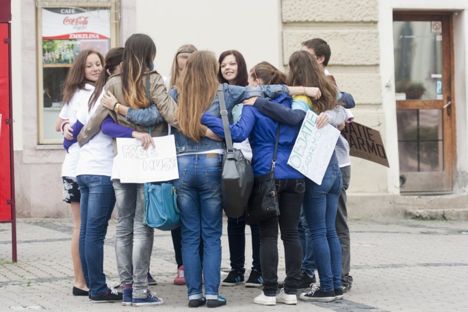 Študenti na uliciach objímali chodcov: V Bystrici sa podarila vytvoriť živá ľuds