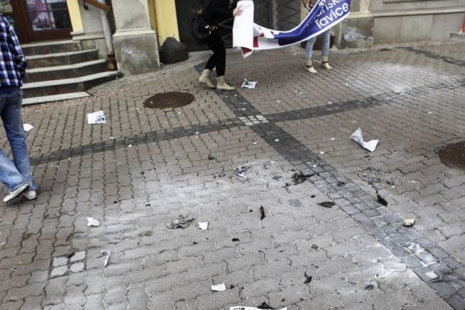 V OBRAZOCH: Na proteste proti Marianovi Kotlebovi sa pálili kópie mesačníka Náš 