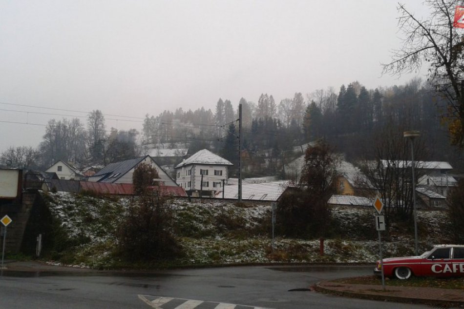 V OBRAZOCH: V Bystrici napadol prvý sneh