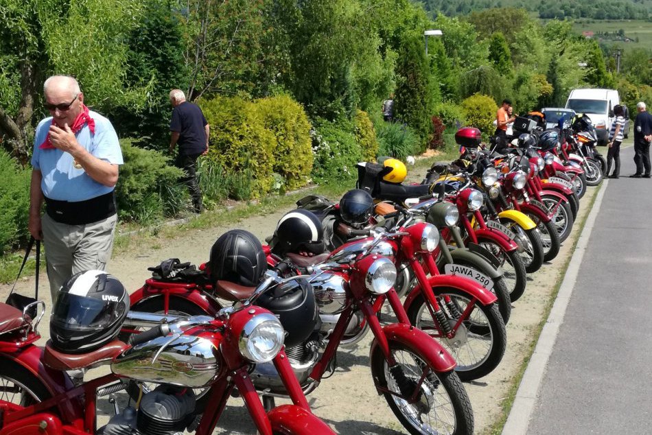 V OBRAZOCH: V Bystrici sa predviedli motocykle Jawa Perák