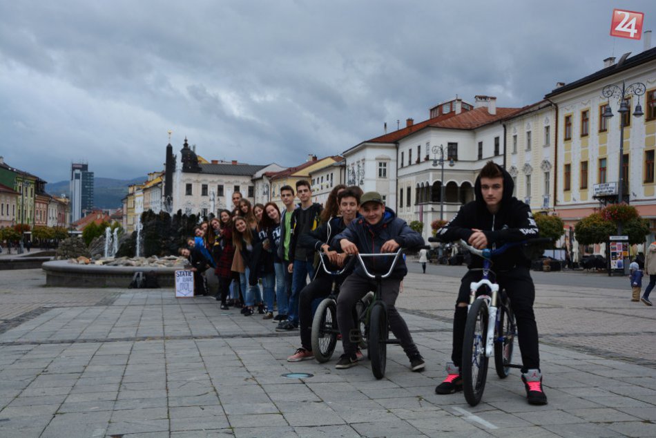V OBRAZOCH: Desiatky mladých pobavili Bystričanov. Z recesie stáli v rade