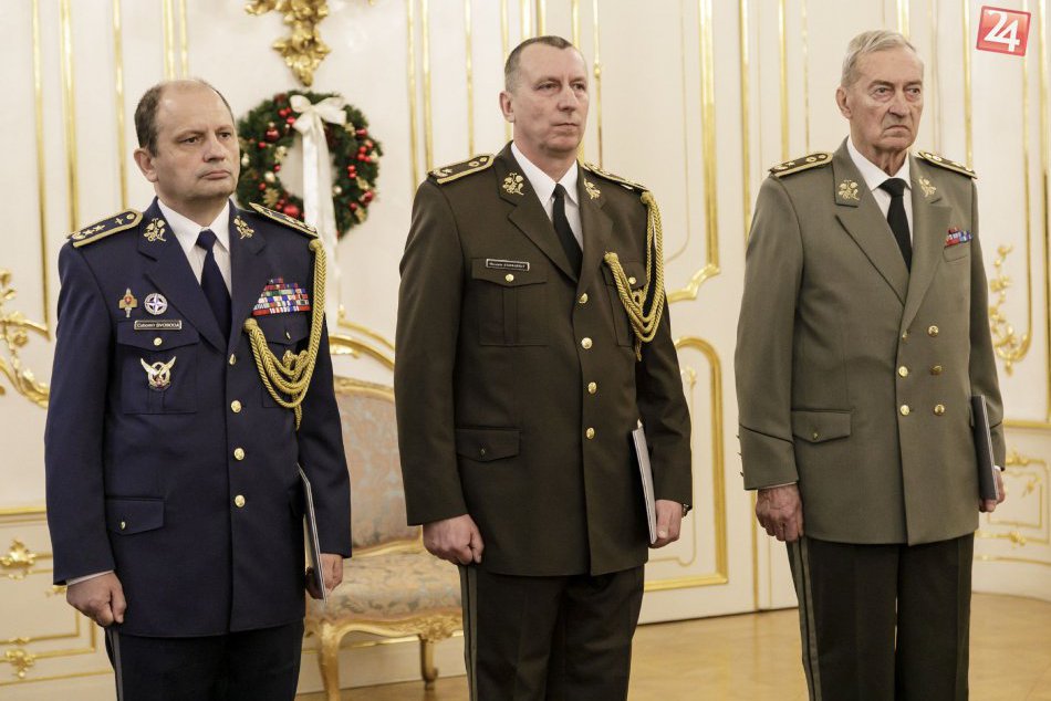 V OBRAZOCH: Kiska vymenoval a povýšil do funkcie troch generálov OS SR