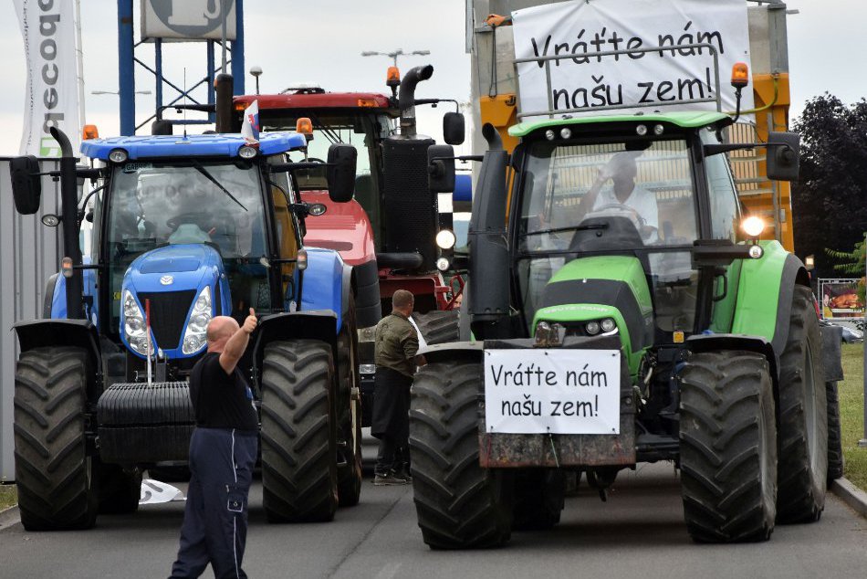 V OBRAZOCH: Protestná jazda farmárov