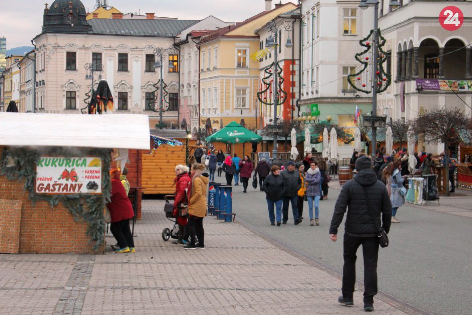 V OBRAZOCH: Vianočné trhy odštartovali, lákajú do centra Bystrice