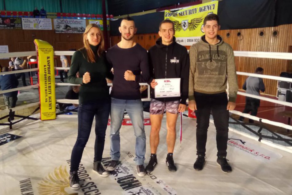 V OBRAZOCH: Bystrický bojovník MMA Oliver (17) sa teší z medaily