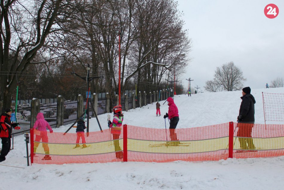 V OBRAZOCH: Vďaka partii dobrovoľníkov sa Bystričania lyžujú priamo za panelákmi