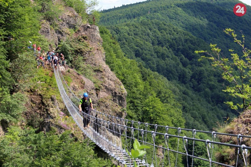 V OBRAZOCH: Prechod najdlhším lanovým mostom na Slovensku