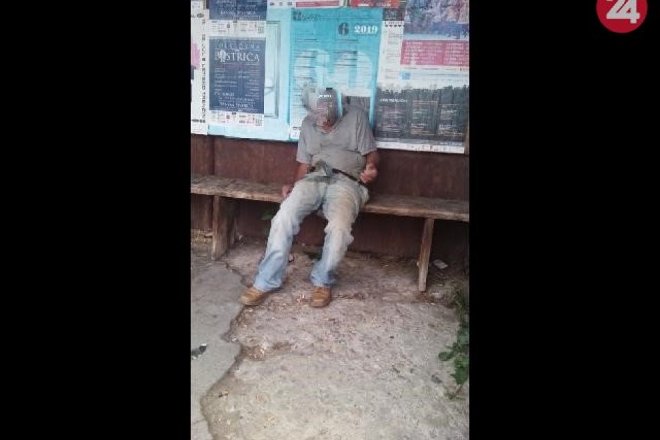 V OBRAZOCH: Muž ležiaci na zastávke MHD potreboval pomoc záchranárov