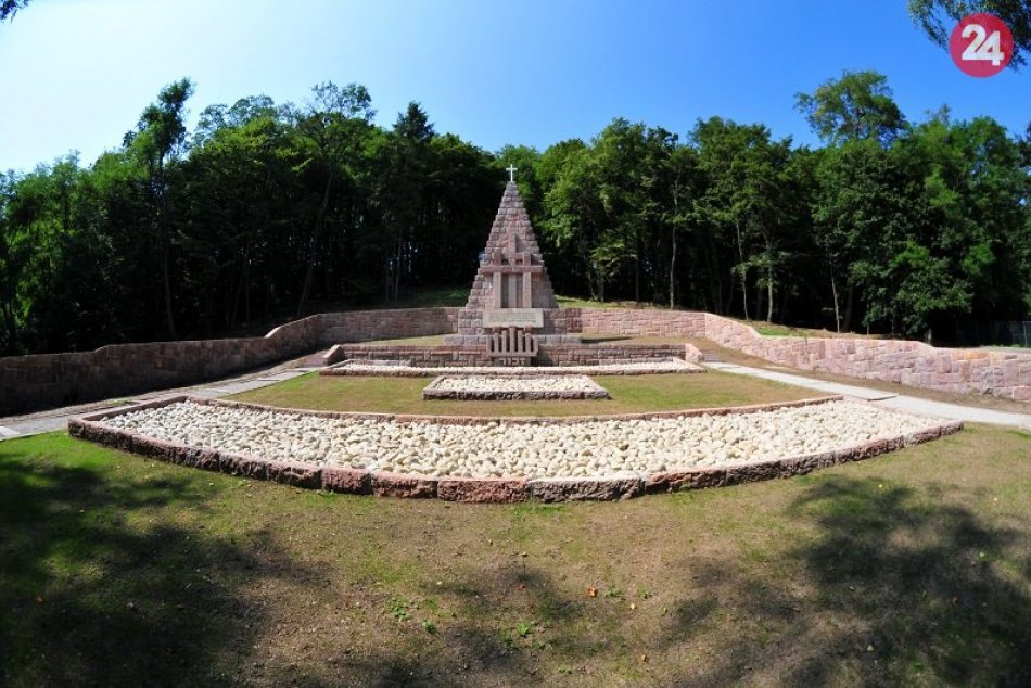 V OBRAZOCH: 1. etapu obnovy areálu pamätníka v Kremničke