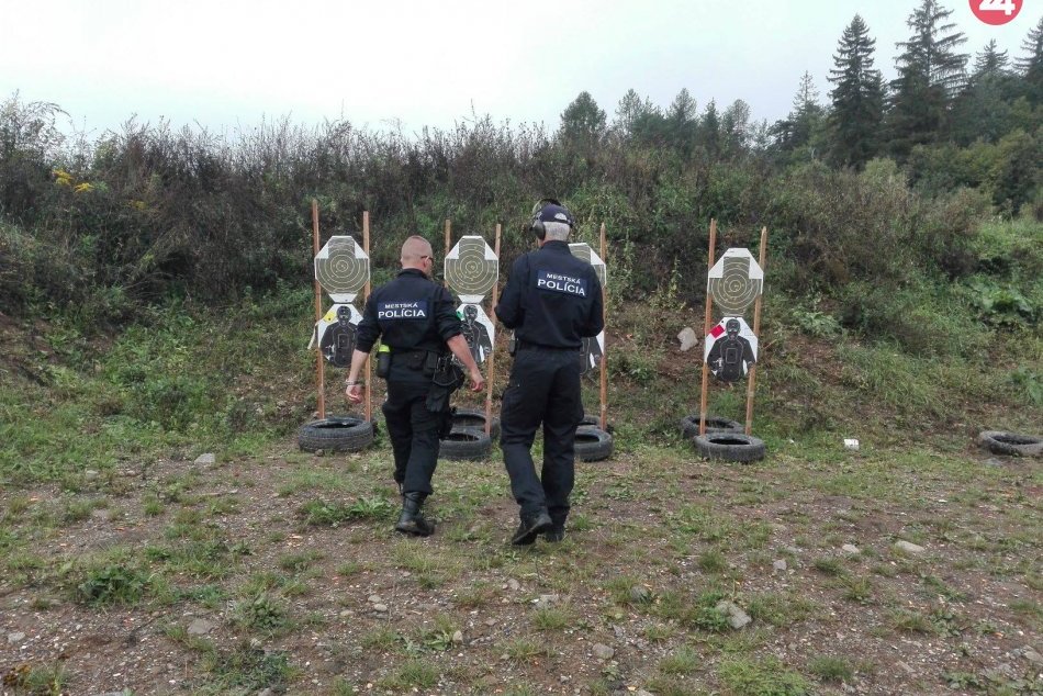 V OBRAZOCH: Strelecká príprava a cvičné streľby príslušníkov mestskej polície