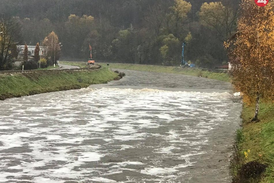 V OBRAZOCH: Na rieke Hron v Bystrici sa objavila biela pena