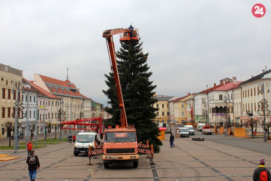 V OBRAZOCH: Bystričania sa dočkali nového vianočného stromčeka. Takto vyzerá