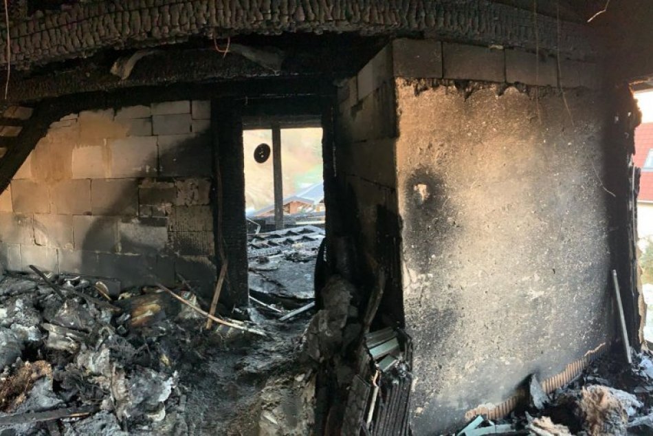 V OBRAZOCH: Rodine v Môlči vyhorel dom. Ľudia sa spojili a pomáhajú