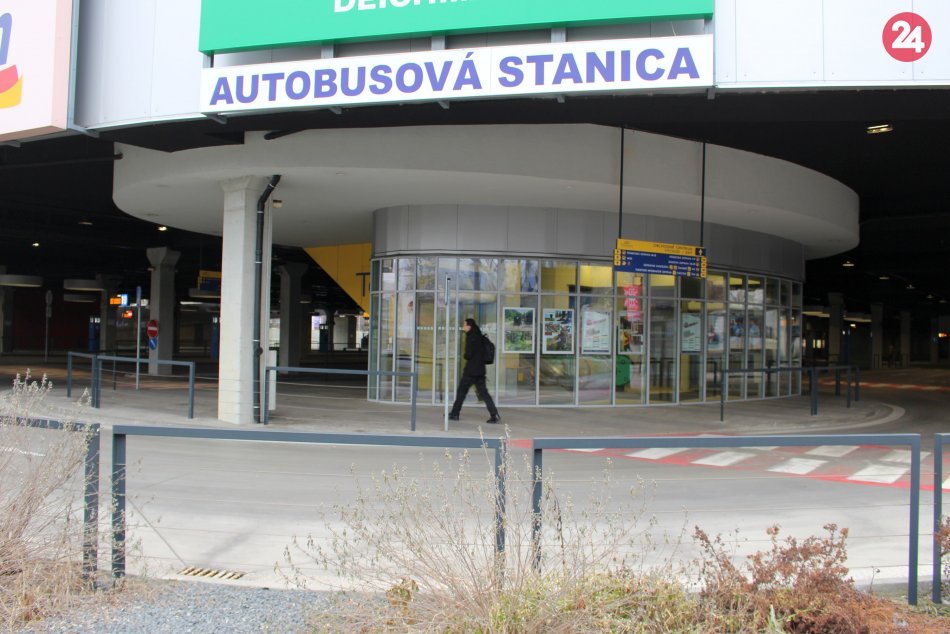 V OBRAZOCH: Prázdne nástupištia na bystrickej autobusovej stanici