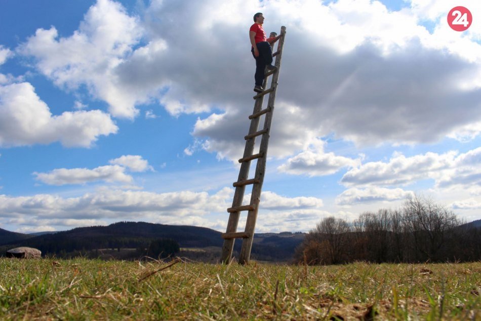 V OBRAZOCH: Rebrík - skratka do neba nad Dúbravicou