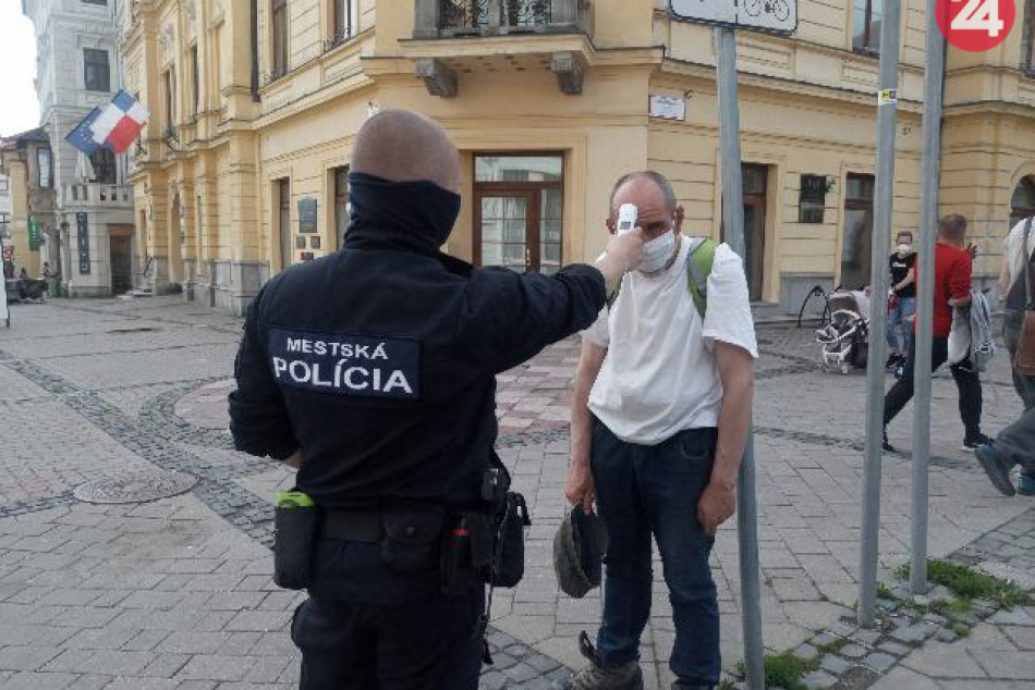 V OBRAZOCH: Ľuďom bez domova v Bystrici merajú teplotu mestskí policajti