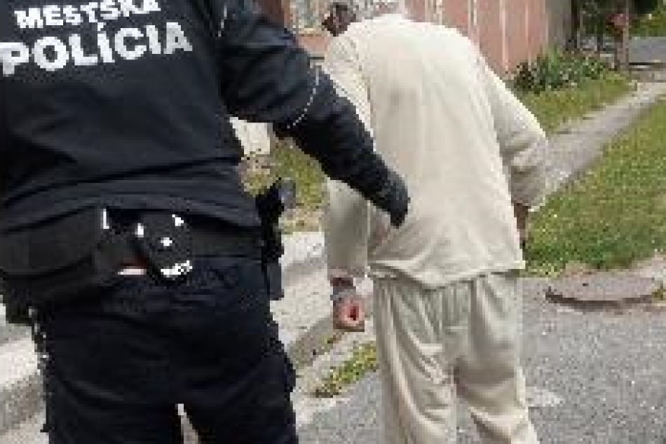 V OBRAZOCH: Mestskí policajti v Bystrici pátrali po staršom mužovi
