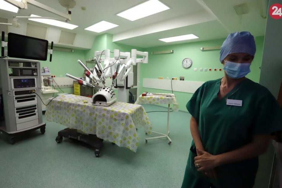 V bystrickej nemocnici uviedli do prevádzky 2 nové robotické chirurgické systémy